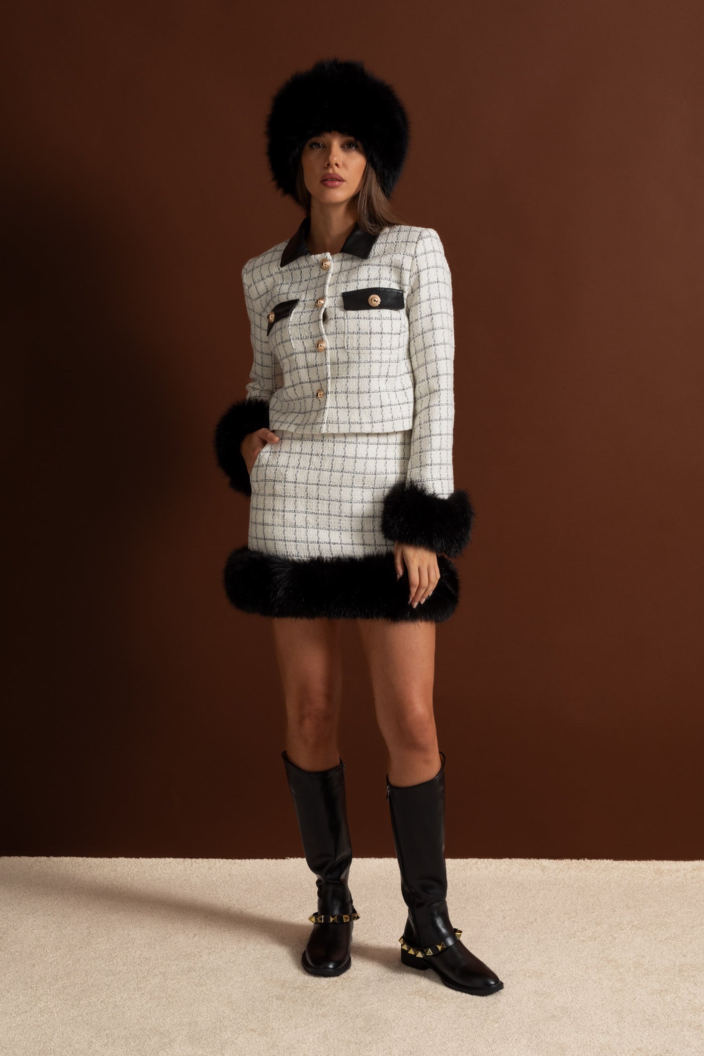 Sahte Kürk Kenarlı Ve Kontrast Deri Detaylara Sahip Tweed Takım – Beyaz Ve Siyah