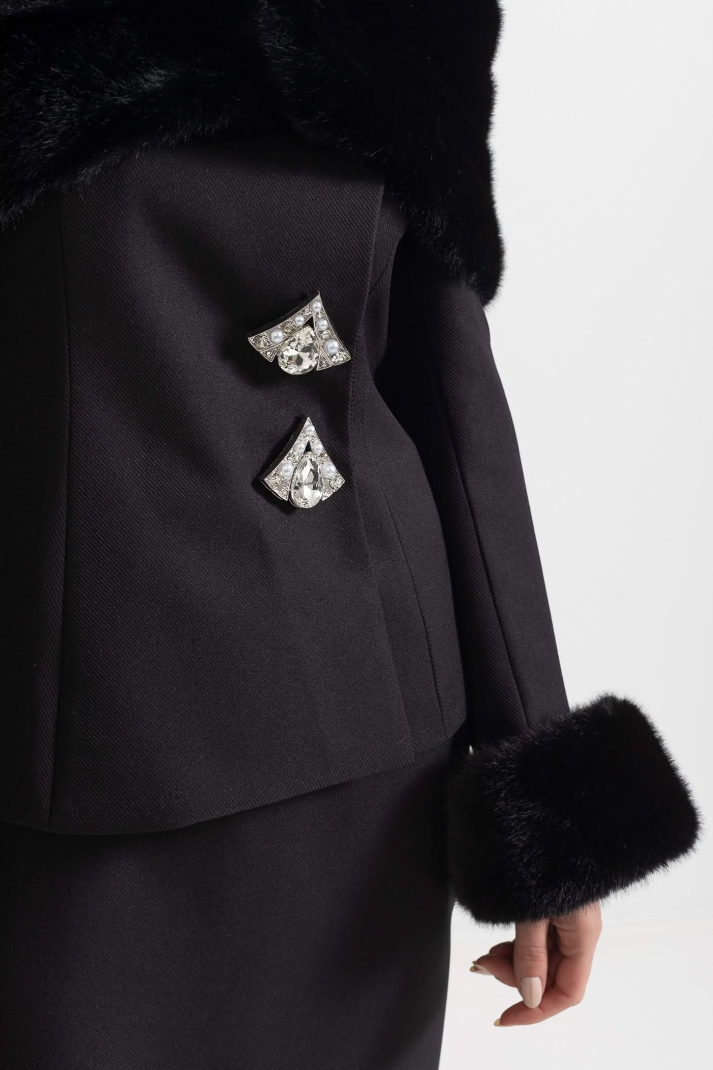 Sahte Kürk Şal, Manşetler Ve Midi Etekli İki Parçalı Takım - Siyah