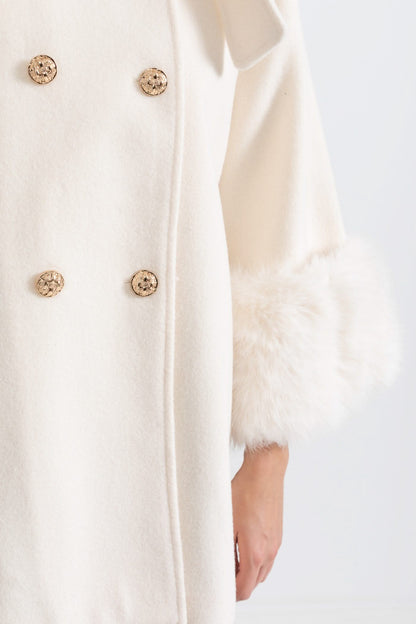 Kürk Manşet Detayları Ve Yaka Kurdelesi Olan Çift Düğmeli Palto - Fildişi