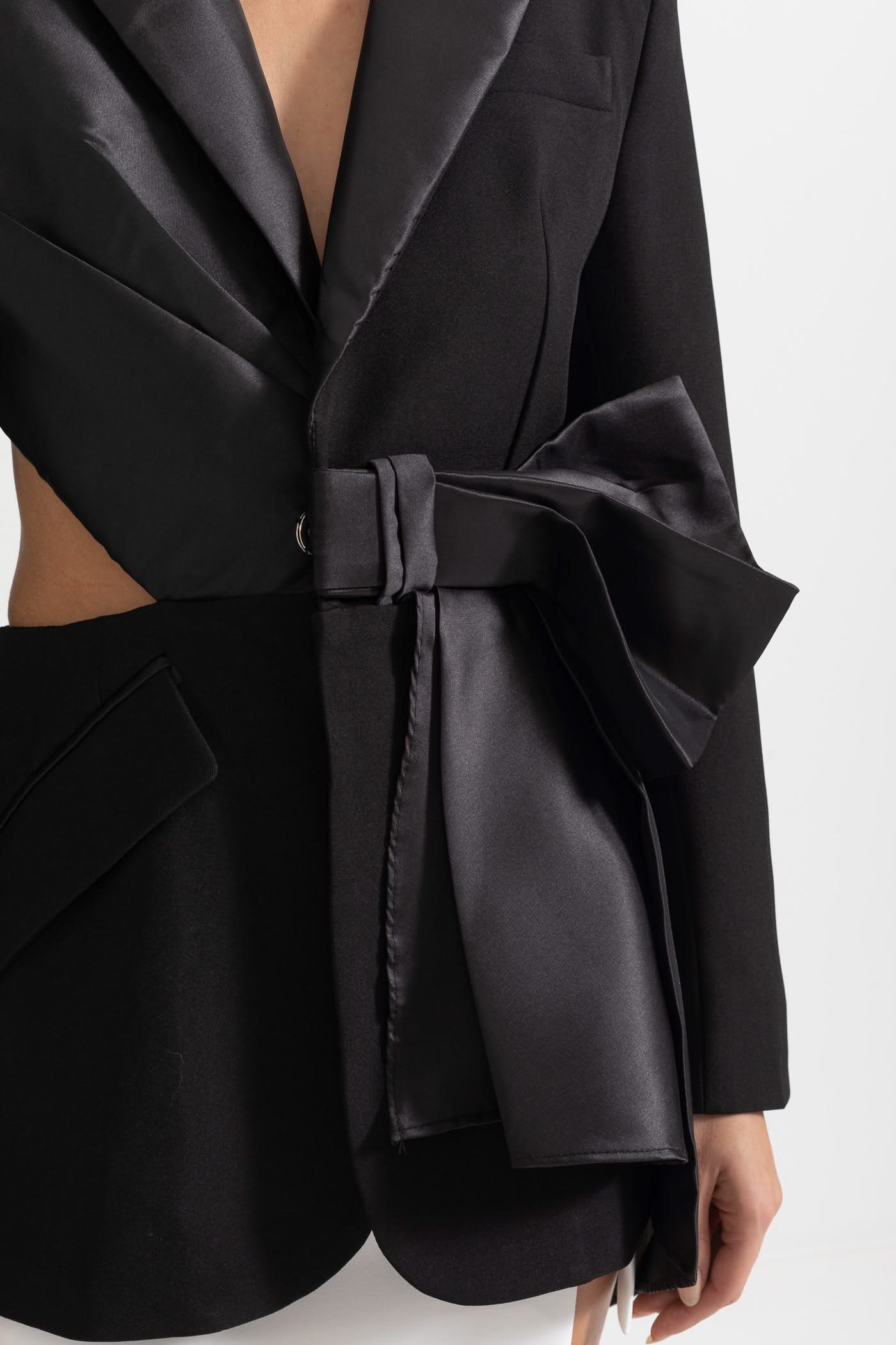 Sırt Kesimli Zarif Asimetrik Blazer - Siyah