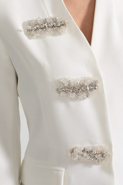 Yapılandırılmış Omuzlar Ve Gümüş Çiçekli Tokalara Sahip Özel Tasarım Blazer - Beyaz