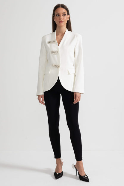 Yapılandırılmış Omuzlar Ve Gümüş Çiçekli Tokalara Sahip Özel Tasarım Blazer - Beyaz