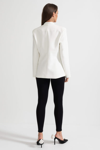 Yapılandırılmış Omuzlar Ve Gümüş Çiçekli Tokalara Sahip Özel Tasarım Blazer - Beyaz