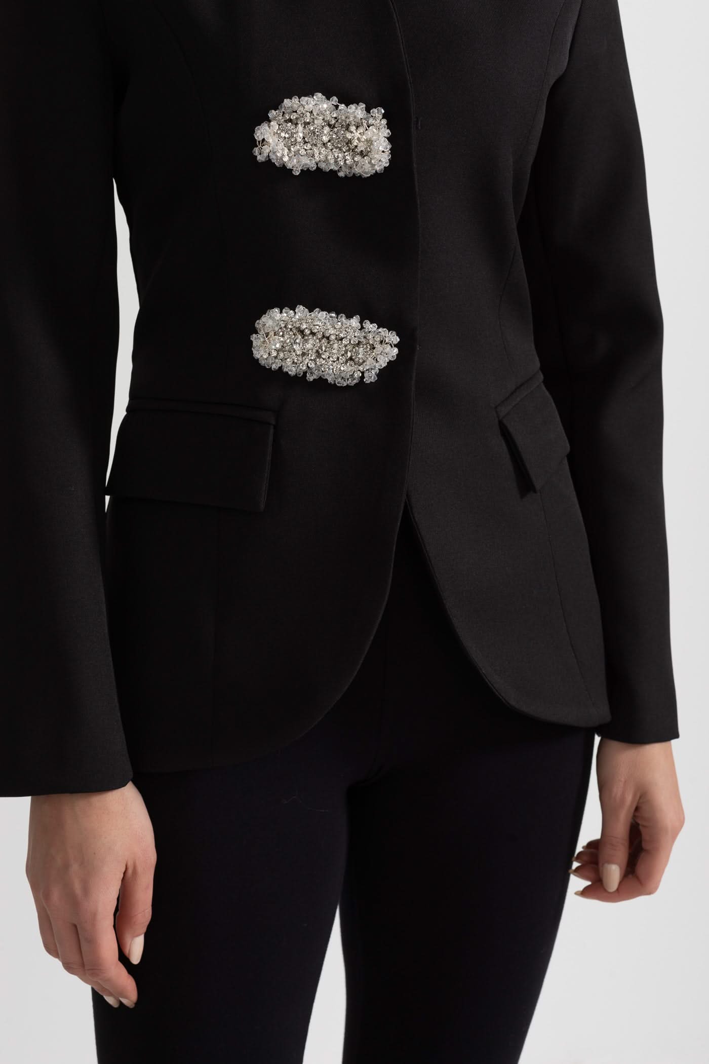 Yapılandırılmış Omuzlar Ve Gümüş Çiçekli Tokalara Sahip Özel Tasarım Blazer - Siyah