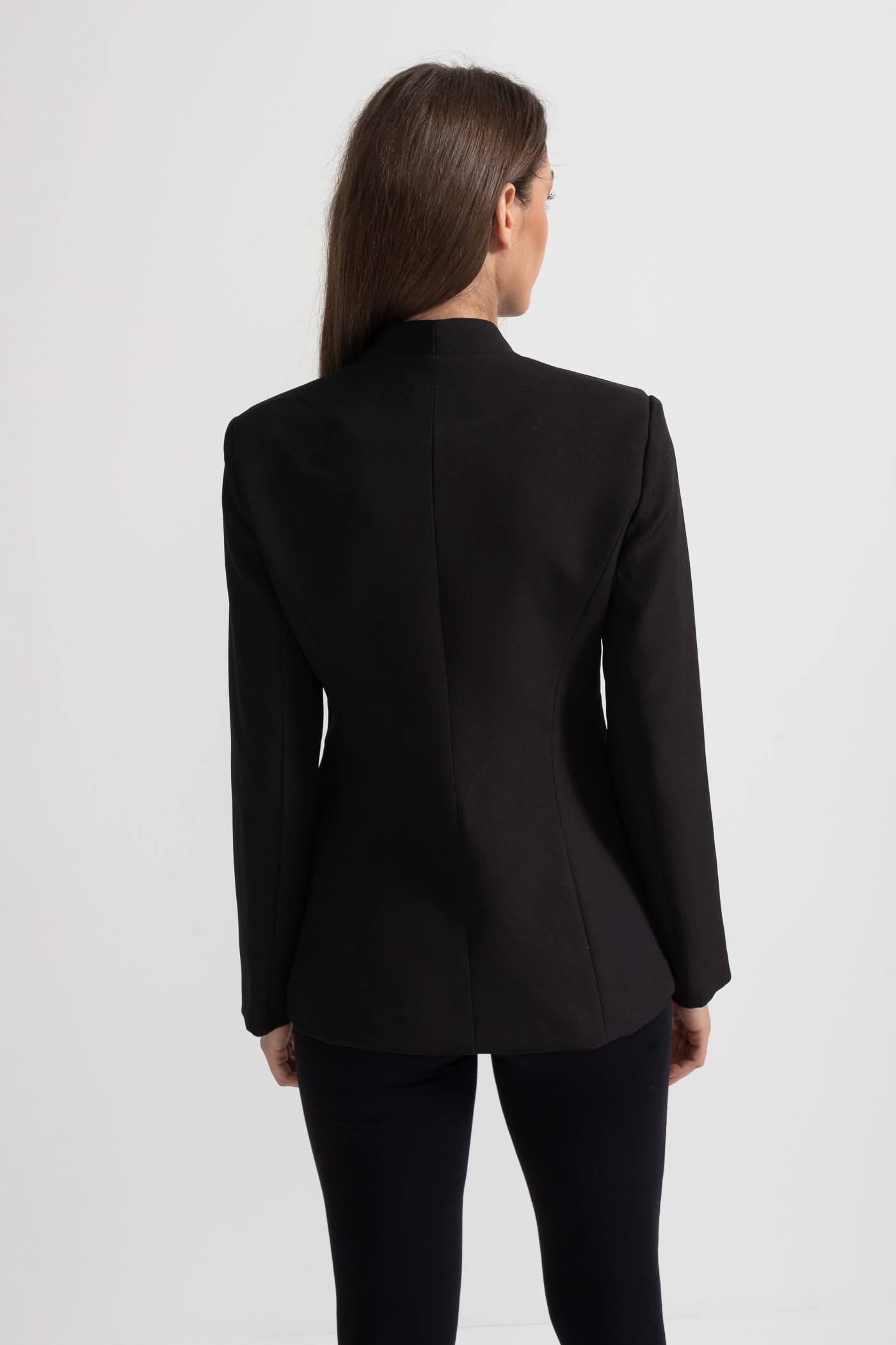 Yapılandırılmış Omuzlar Ve Gümüş Çiçekli Tokalara Sahip Özel Tasarım Blazer - Siyah