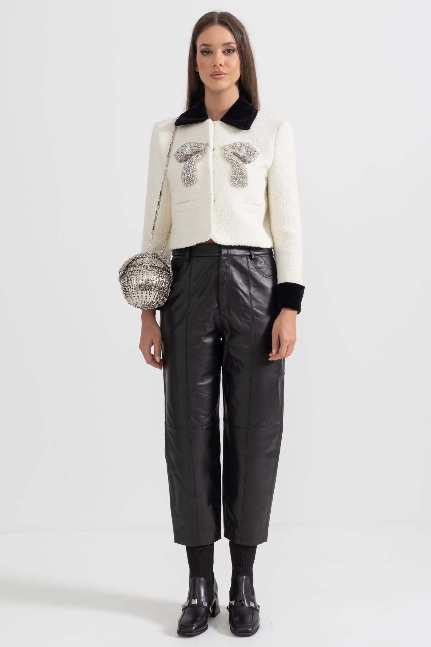 Zıt Renkli Elemanlar Ve Metalik Fiyonk Detaylarıyla Tweed Blazer - Beyaz