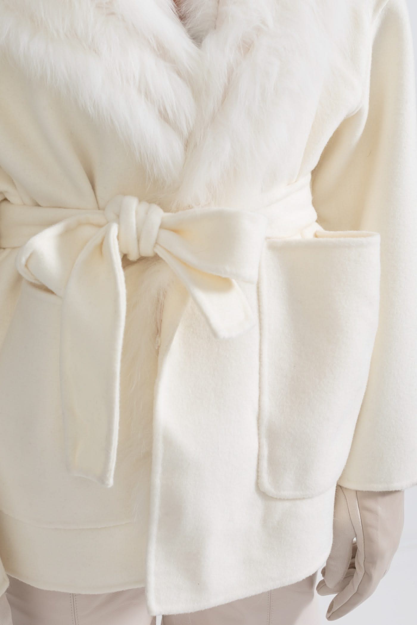 Büyük Boy Kapüşonlu Ve Bel Bantlı Kürk Yakalı Ceket - Fildişi