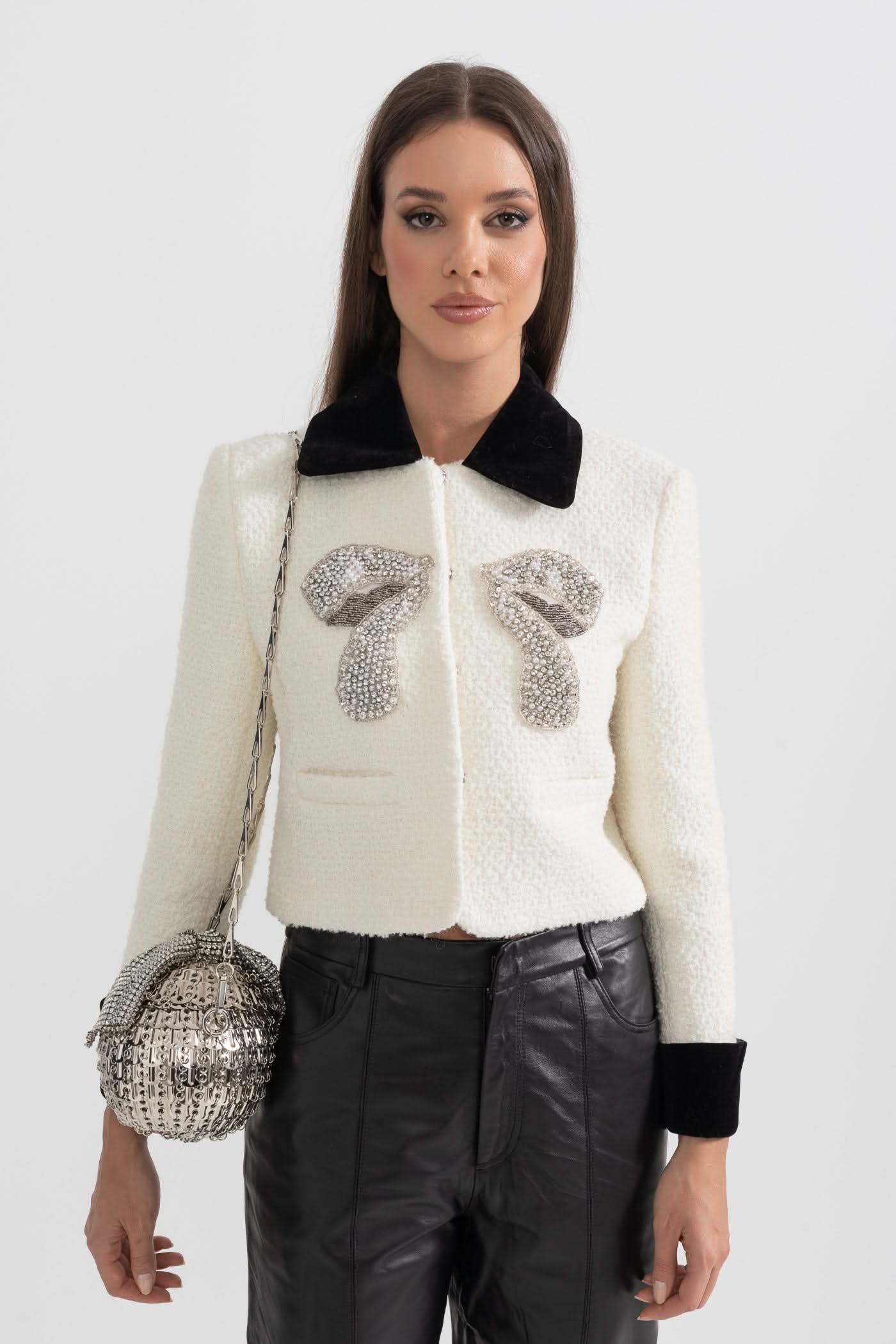 Zıt Renkli Elemanlar Ve Metalik Fiyonk Detaylarıyla Tweed Blazer - Beyaz