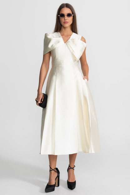 Drapeli Fiyonk Detaylı Omuz Açık Saten Midi Elbise – Fildişi