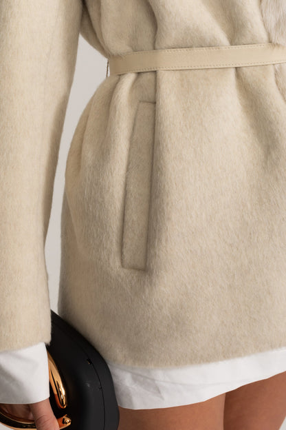 Kemerli Bel Ve Tilki Kürklü Kaşmir Ceket – Fildişi