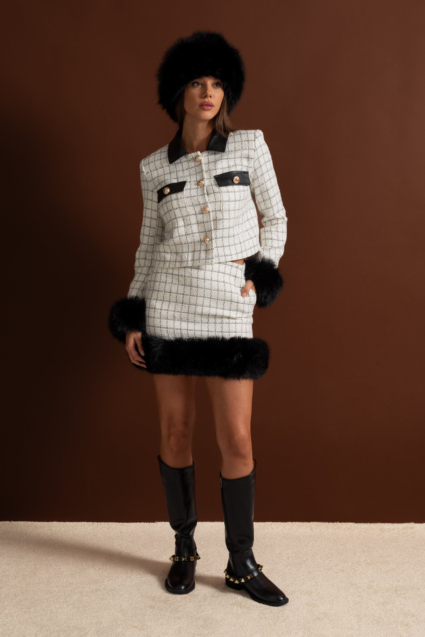Sahte Kürk Kenarlı Ve Kontrast Deri Detaylara Sahip Tweed Takım – Beyaz Ve Siyah