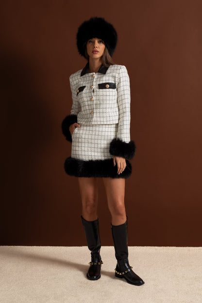 Sahte Kürk Kenarlı Ve Kontrast Deri Detaylara Sahip Tweed Takım – Beyaz Ve Siyah