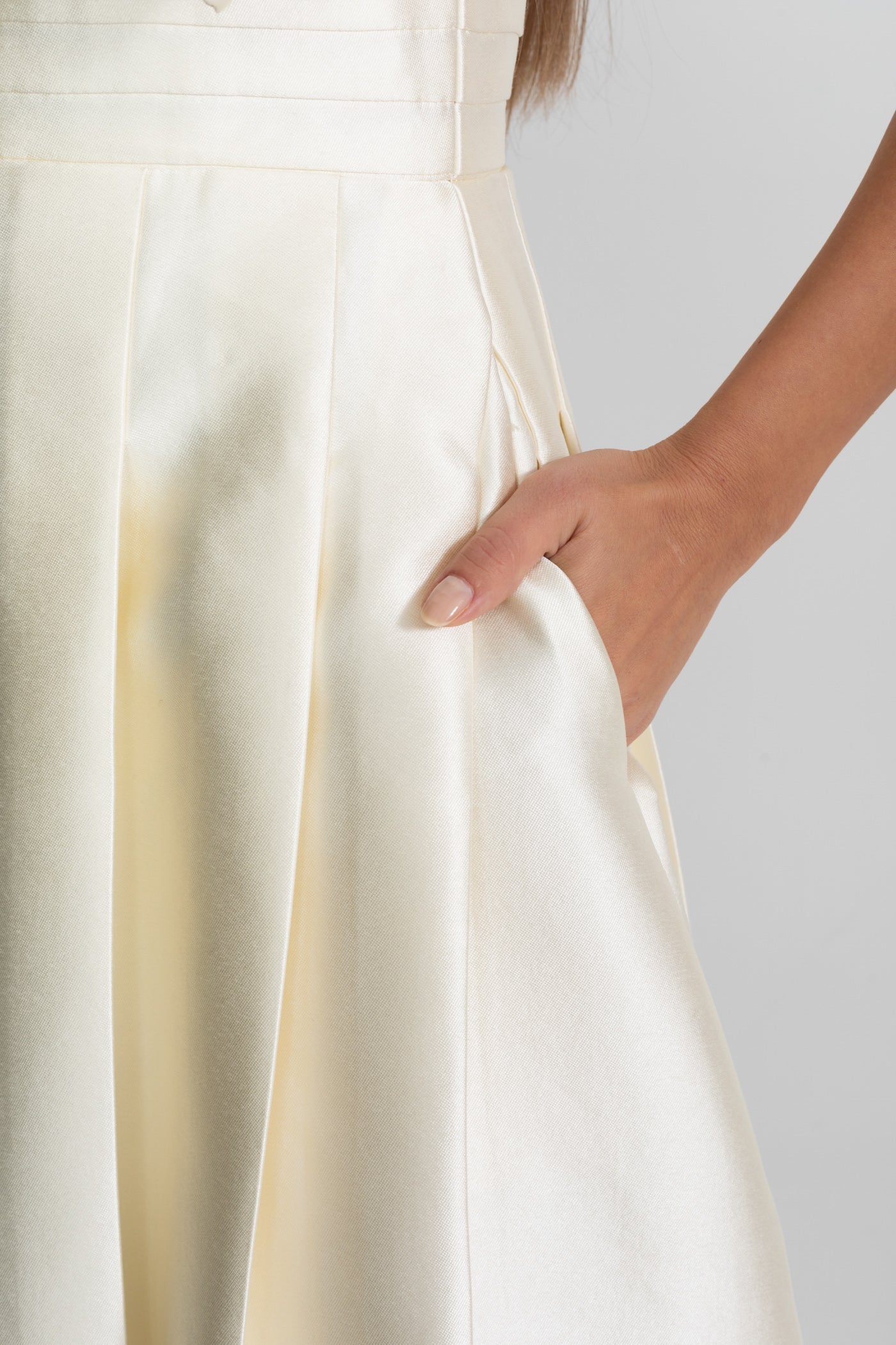 Drapeli Fiyonk Detaylı Omuz Açık Saten Midi Elbise – Fildişi