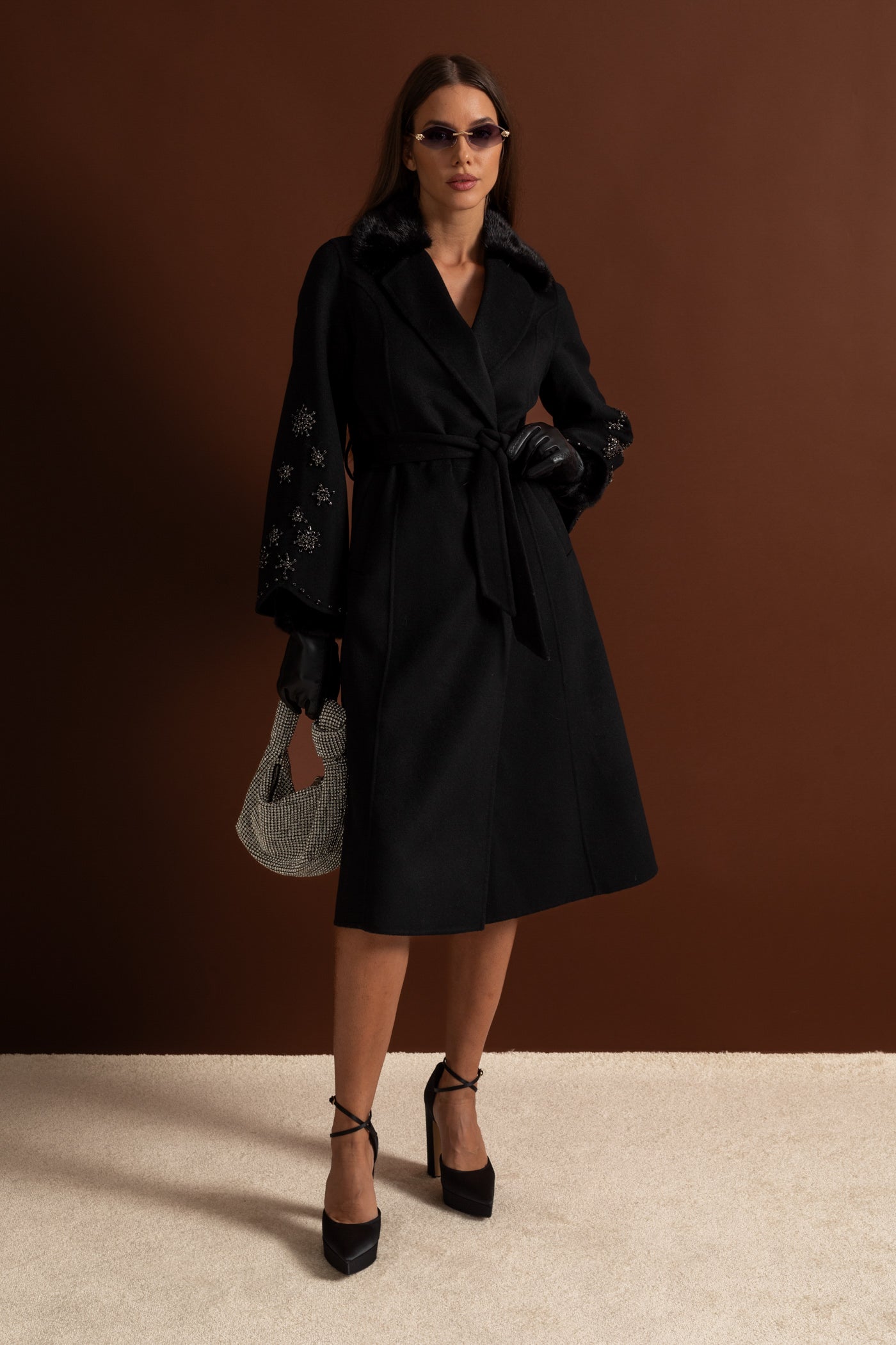 Tilki Kürk Yakalı Süslemeli Yün Palto – Siyah