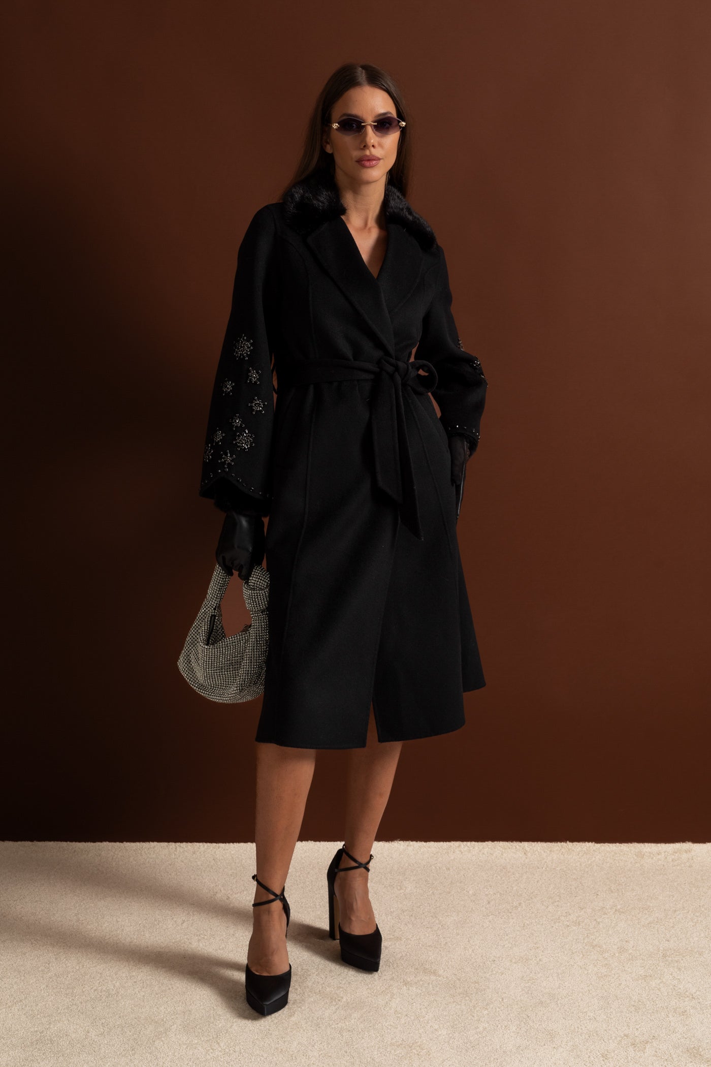 Tilki Kürk Yakalı Süslemeli Yün Palto – Siyah