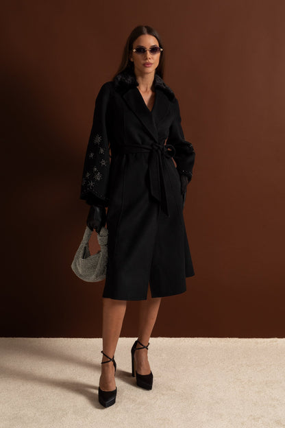 Tilki Kürk Yakalı Süslemeli Yün Palto – Siyah
